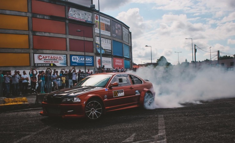 O drift já deu espectáculo no parque de estacionamento do estádio municipal numa prova solidária antes da pandemia