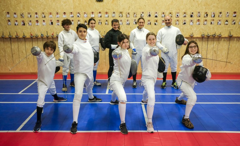 Atletas treinam a “luta de cavalheiros” na sala de armas do estádio