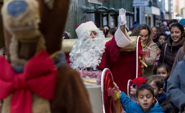 parada-de-natal-com-renas-em-andas-duendes-esquilos-um-aviador-e-duas-ice-girls-este-domingo-em-leiria-7808