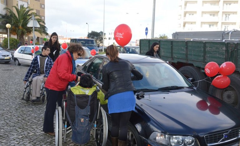 alunos-sinalizam-abusos-de-estacionamento-com-baloes-e-autocolantes-2371