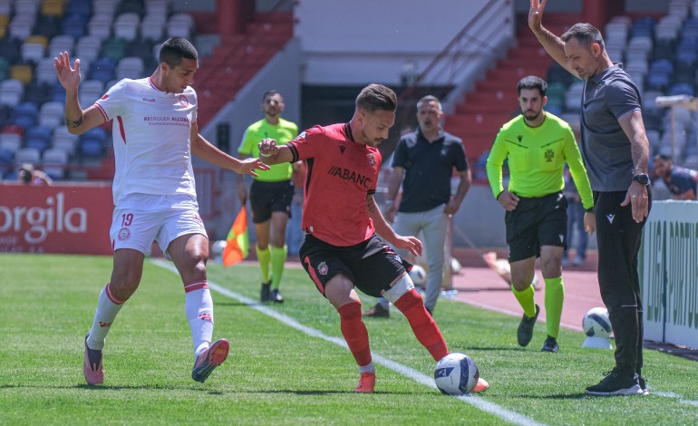 ud-leiria-vence-fc-penafiel-por-4-2-no-regresso-ao-magalhaes-pessoa