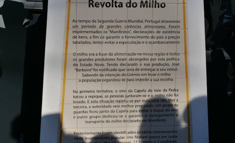 Painel em azulejo apresenta um resumo do que foi a Revolta do Milho