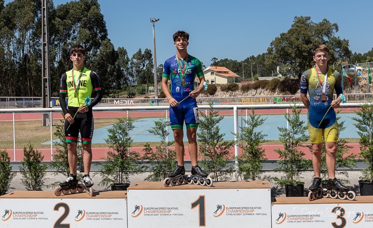 António Piteira (ao centro) e Diogo Silveira (esquerda) no pódio da prova de 100 metros do escalão de juniores