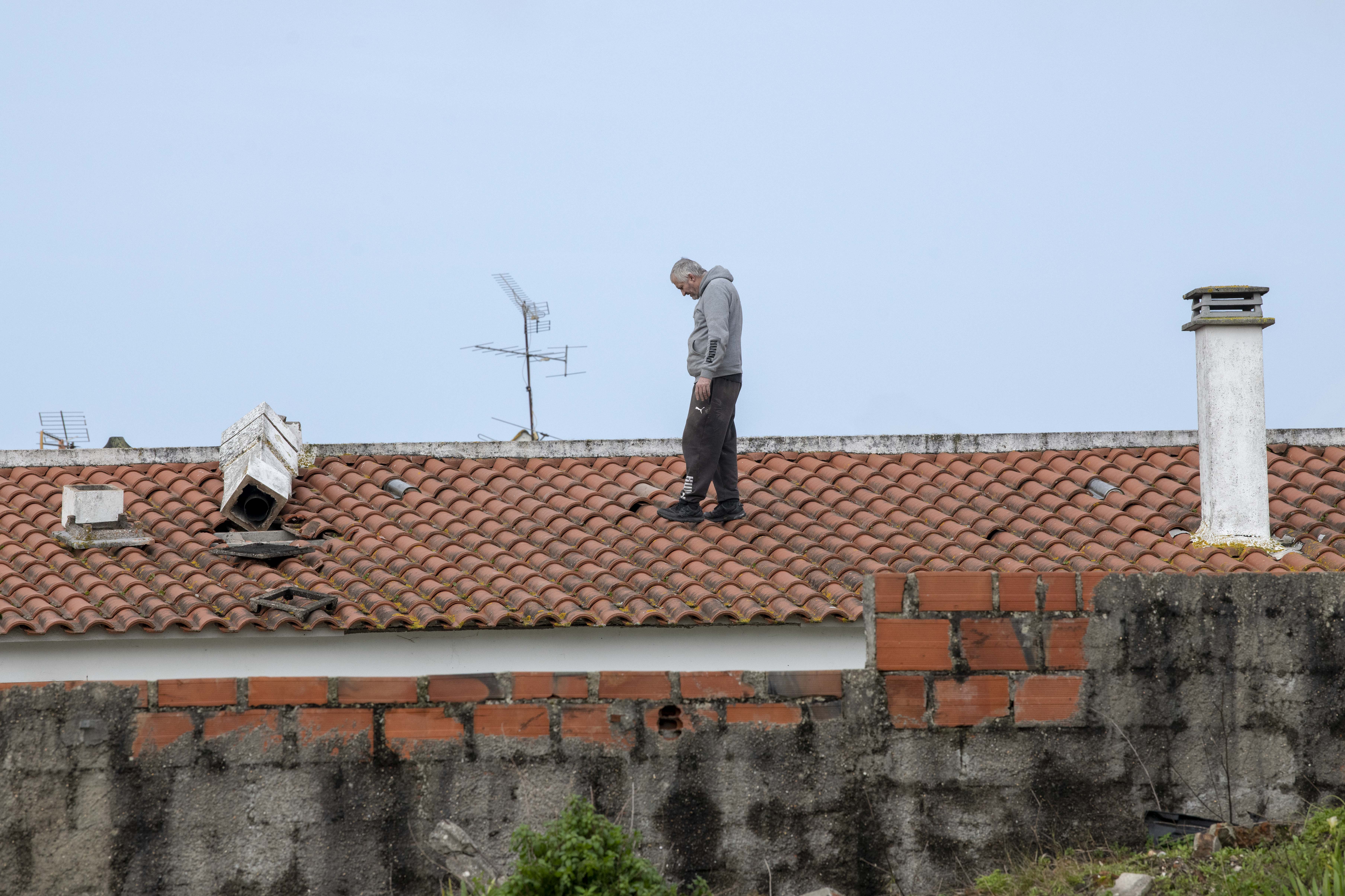 Caos e destruição à passagem da Kristin pela região  Os prejuízos da passagem da depressão Kristin são incalculáveis e a cidade de Leiria poderá demorar um ano a recuperar do “cenário dantesco”, como apelidou Gonçalo Lopes. O presidente da Câmara de Leiria enumerou “danos materiais, sobretudo de fábricas, que ficaram sem coberturas”, “centenas de casas sem coberturas e fachadas, empresas, que tinham acabado de fazer obras e um jardim de infância que desapareceu na Coucinheira, em Amor”. Foram ainda registados estragos nas obras nas escolas D. Dinis e Afonso Lopes Vieira, que têm financiamento do Plano de Recuperação e Resiliência, “onde os andaimes caíram, as coberturas desapareceram e, portanto, em cima de obra” terá de ser realizada nova obra. O terminal rodoviário desabou e terá de mudar de lugar para o estacionamento junto ao Estádio de Leiria, onde também será erguido um centro de logística. Além destes estragos, o autarca sublinhou que a “recuperação da normalidade, irá demorar muitos dias”, advertindo que o “plano de recuperação irá demorar mais de um ano até ser reposta toda a normalidade”.  “Temos de facto um cenário desolador”, desabafou Gonçalo Lopes. Com a voz embargada, Paulo Vicente sublinhou que a Marinha Grande enfrenta um cenário de caos, referindo danos em casas e empresas, encontrando-se sem electricidade, comunicações ou água. “Está um caos, não há memória, nunca houve no concelho da Marinha Grande uma destruição tão grande como esta”, afirmou aos jornalistas, adiantando que “o concelho está isolado do mundo”. “Não temos comunicações, não temos electricidade, não temos água”, acrescentando que os restaurantes e apoios de praia desapareceram na Vieira de Leiria.