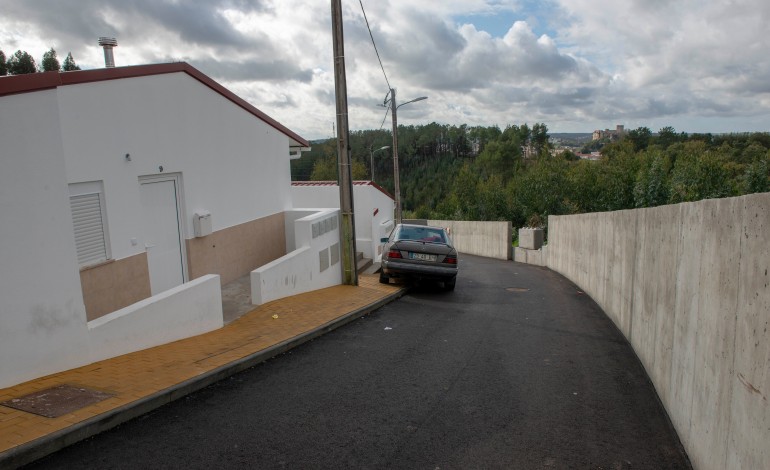 Quem lá vive, não aceita. Câmara diz que o muro estabelece protecção