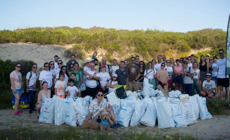 voluntarios-retiraram-mais-de-300-quilos-de-lixo-da-praia-do-samouco