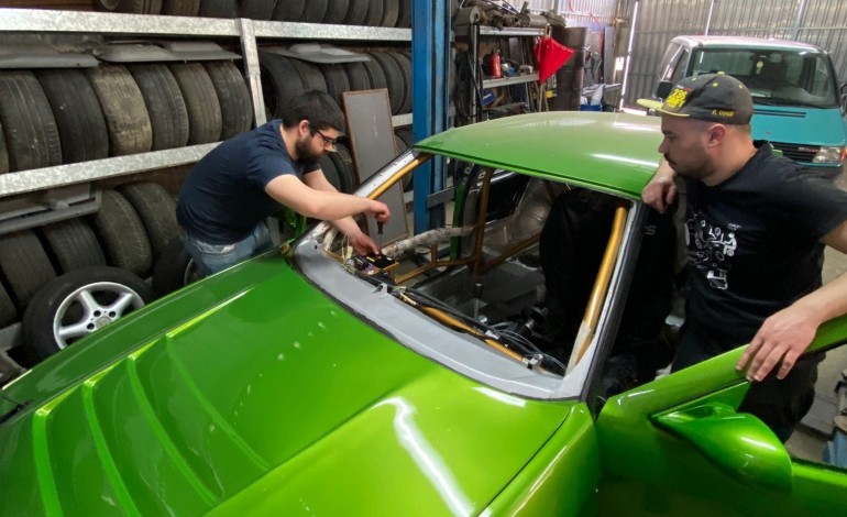 Muitos dos carros são preparados pelos pilotos, como é o caso do Rafael Dinis que investiu dinheiro e muitas horas na construção do carro com a ajuda do pai e amigos