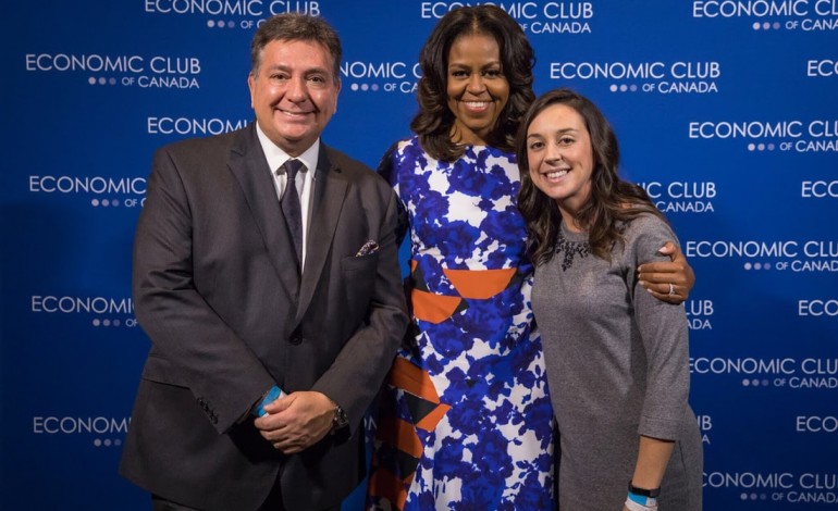 Charles Sousa  ao lado de  Michelle  Obama, ex- -primeira  dama dos EUA