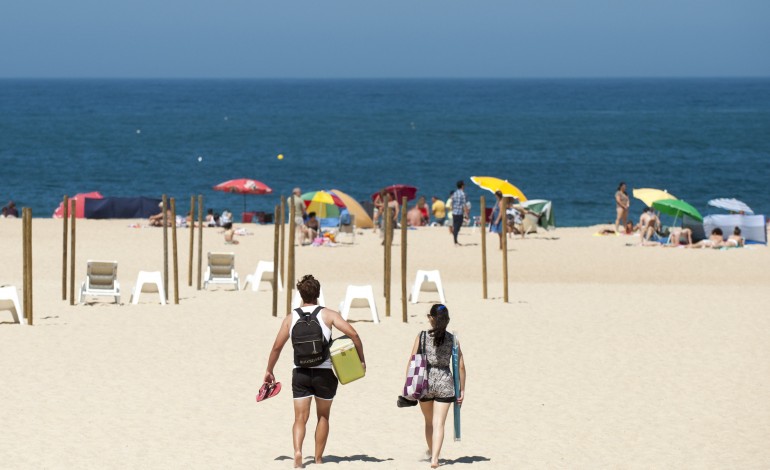 ja-e-possivel-ir-a-banhos-na-praia-da-nazare