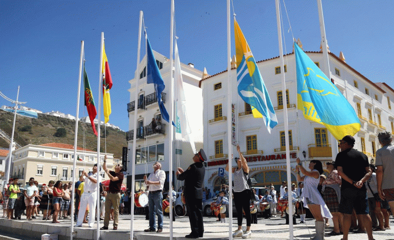 bandeira-azul-na-praia-da-nazare-com-sistema-para-daltonicos-6750