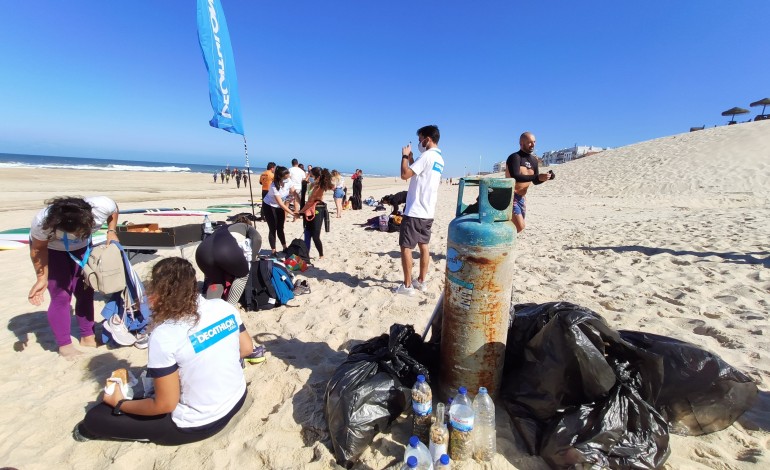 Acção de limpeza esta manhã na Praia do Pedrógão