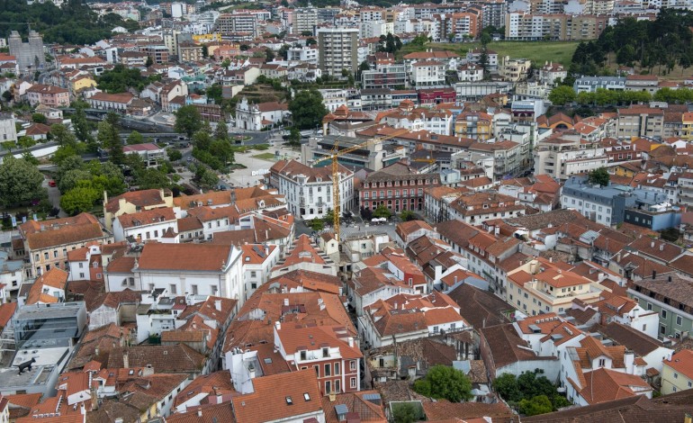 covid-19-mais-dois-obitos-no-distrito-de-leiria-e-casos-activos-a-subir