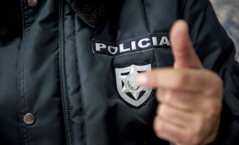 furto-em-supermercado-termina-com-dois-detidos-por-agressao-e-injurias-a-policias