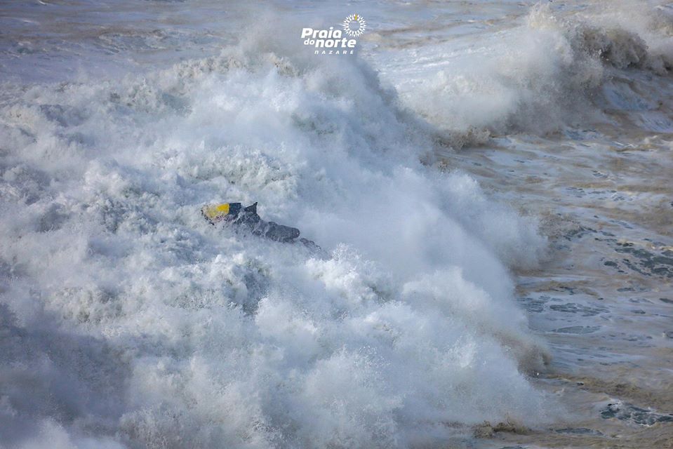 As imagens sempre incríveis de um dia de ondas grandes na Nazaré