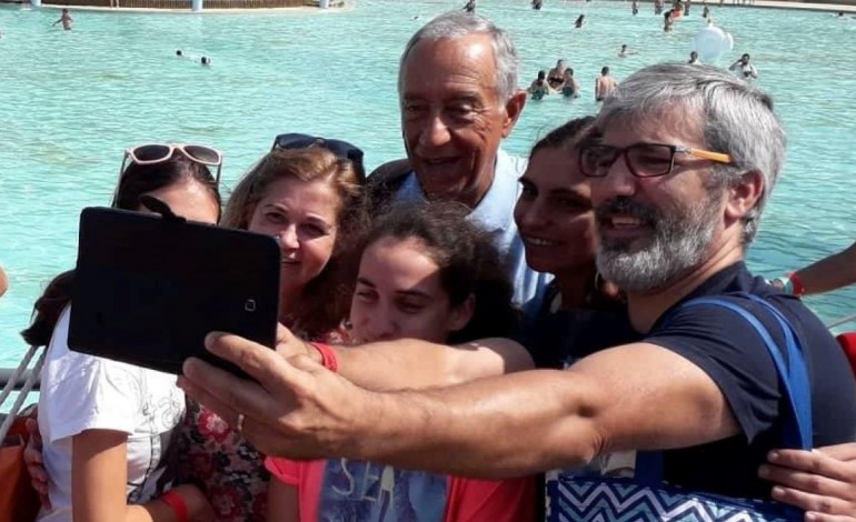 marcelo-rebelo-de-sousa-foi-a-banhos-na-praia-das-rocas-9150