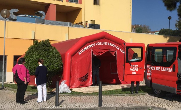 covid-19-hospital-de-leiria-monta-tenda-para-dar-resposta-a-procura