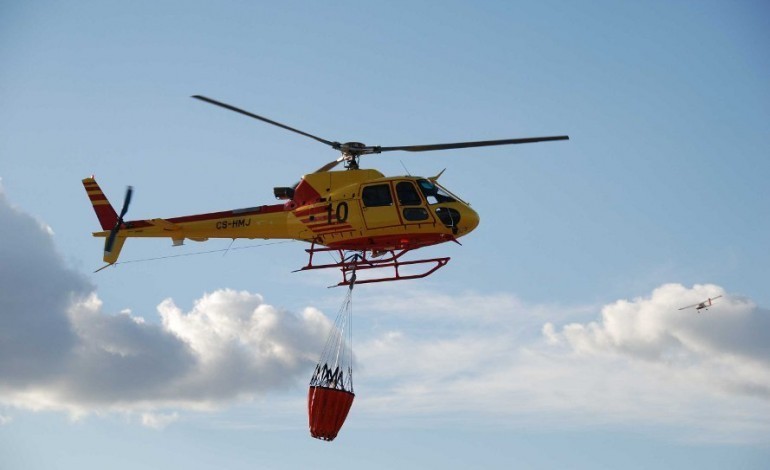 incendio-florestal-em-atouguia-ourem-mobiliza-oito-meios-aereos