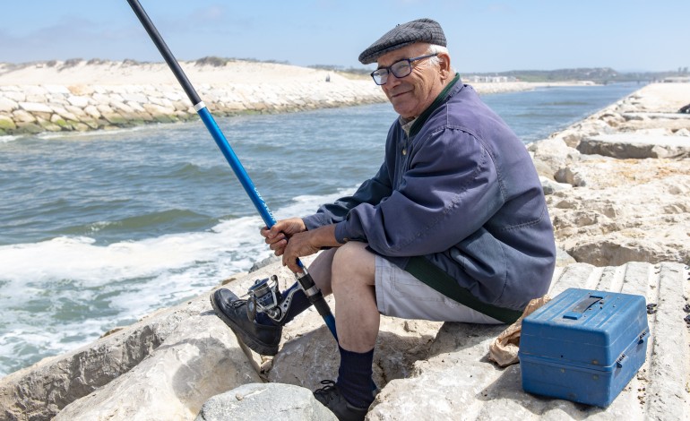 O mar não estava bom para a pesca, mas isso não impediu o Manuel, o Carlos e o Honório de cumprirem religiosamente a tradição dos domingos de manhã. Noah e David, pai e filho espanhóis, perderam-se pela primeira vez no paredão da Vieira.