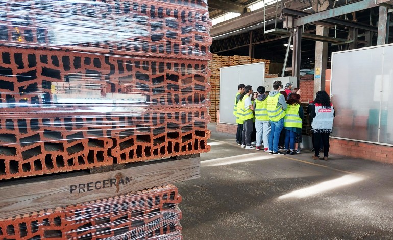 Alunos da Escola Secundária de Pombal ficaram a conhecer como se produz cerâmica para construção sustentável. Jovens visitaram instalações da Preceram, em Pombal