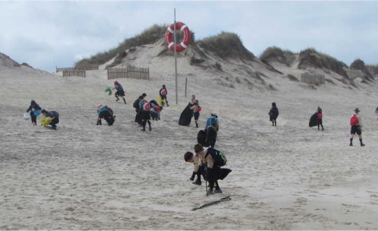 escuteiros-e-utentes-da-cercipom-limpam-praia-do-osso-da-baleia