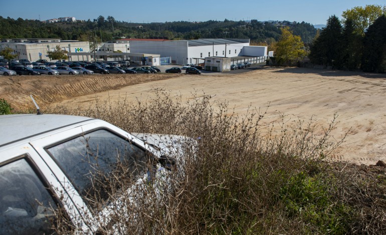 escola-correia-mateus-em-leiria-contesta-parque-de-estacionamento