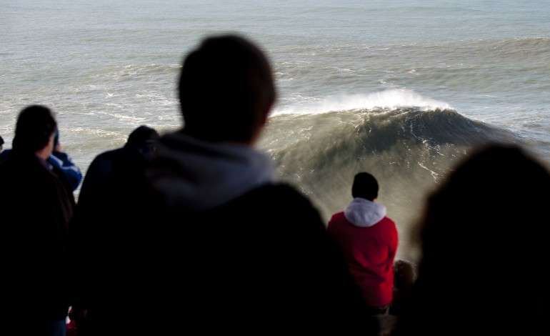 o-mar-vai-estar-enorme-na-nazare