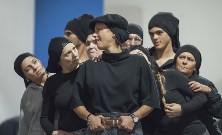 muros-que-unem-no-palco-como-na-vida-tres-comunidades-juntas-para-criar-uma-ponte-na-fronteira