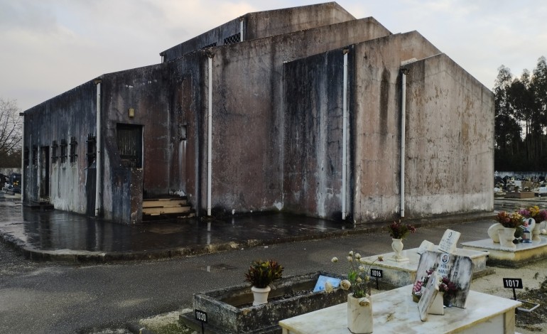 denunciada-falta-de-zelo-no-cemiterio-de-casal-galego