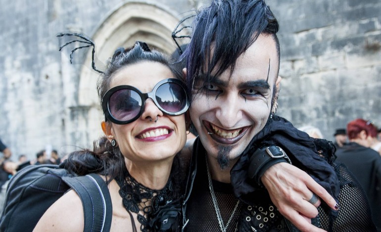 Sempre em ambiente tranquilo, os primeiros anos no castelo atraíram de imediato a família punk e gótica