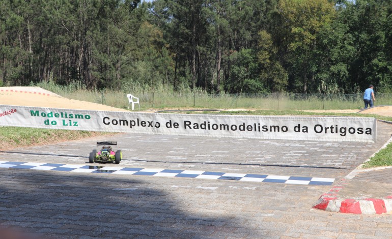 carros-de-modelismo-fazem-se-ouvir-hoje-na-pista-da-ortigosa-em-leiria