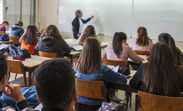 professores-cansados-e-desmotivados-arrastam-se-para-as-salas-de-aula-10382