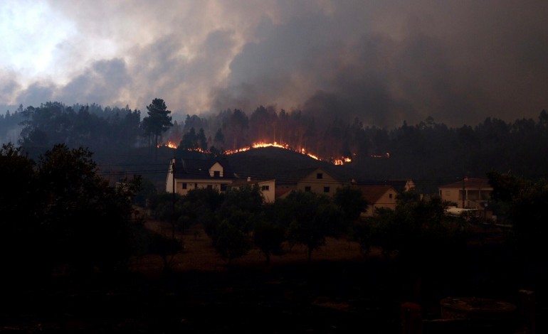 Incêndio lavra com intensidade em Ourém