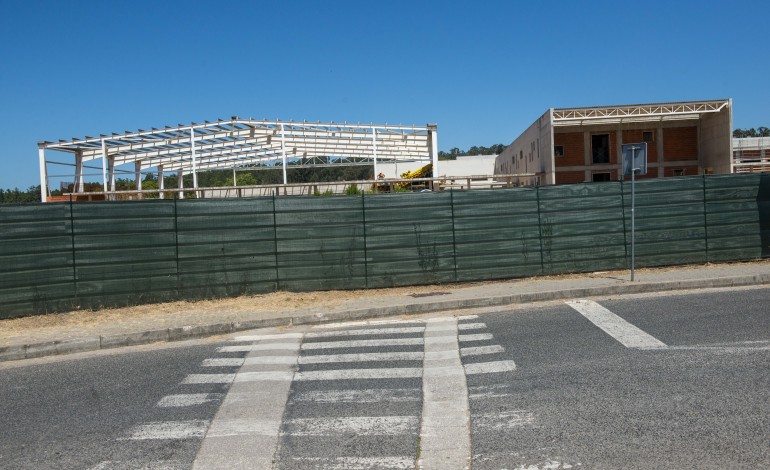 pequeno-atraso-nas-obras-do-centro-escolar-de-marrazes