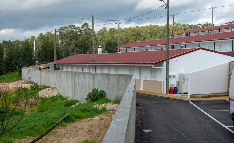 Quem lá vive, não aceita. Câmara diz que o muro estabelece protecção