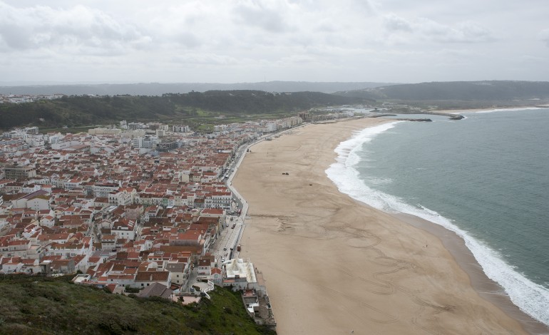 covid-19-praia-da-nazare-interditada-com-barreiras-para-impedir-passagem-de-publico