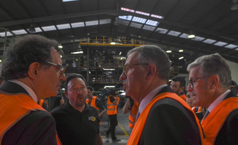 O Presidente da República visitou habitantes dos monoblocos que estão a viver nos Pousos, de onde saiu para reunir com empresários, em Leiria. Seguro foi recebido por uma multidão na Praia da Vieira e visitou a Empresa Industrial da Borracha, na Marinha Grande