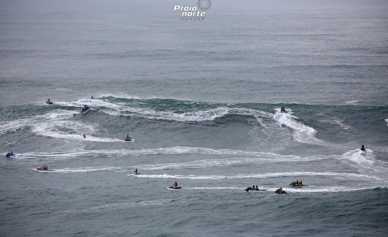 periodo-de-espera-da-prova-mundial-de-ondas-gigantes-na-nazare-comeca-na-segunda-feira