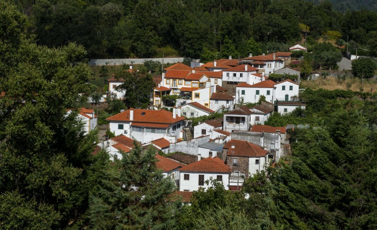 campelo-a-freguesia-onde-ha-tres-vezes-mais-casas-do-que-moradores