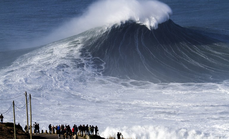alerta-verde-ondas-de-15-a-20-metros-convocam-o-big-wave-challenge-na-nazare