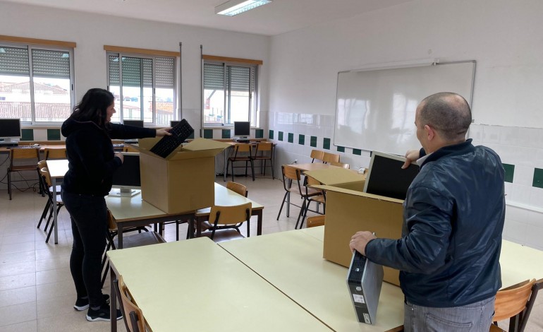 Computadores da escola estão a ser preparados para emprestar aos alunos