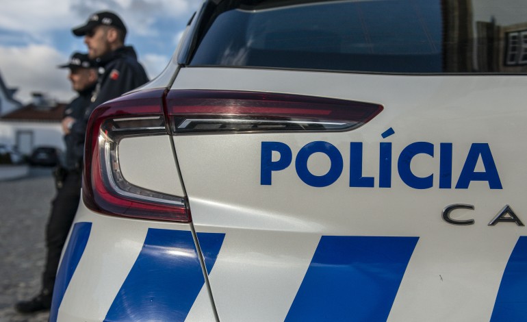 mulher-exaltada-com-marido-detida-por-resistencia-a-agentes-da-psp-na-nazare