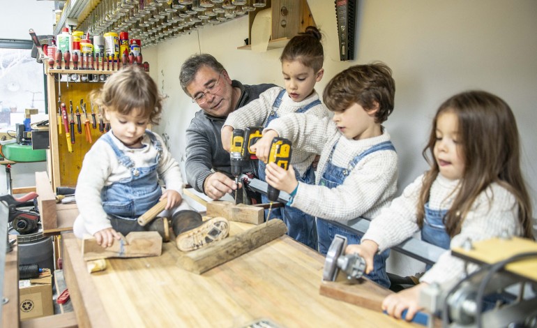 João Vieira está sempre a ensinar coisas novas aos quatro netos. Prudêncio Lopes e Conceição Sousa sentem uma “grande felicidade” quando estão com os seis netos. Eugénia Mendes leva o neto Afonso todos os dias para a escola