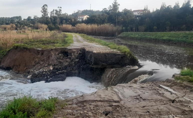 vala-de-irrigacao-do-vale-do-lis-em-monte-redondo-rebentou-esta-manha-video