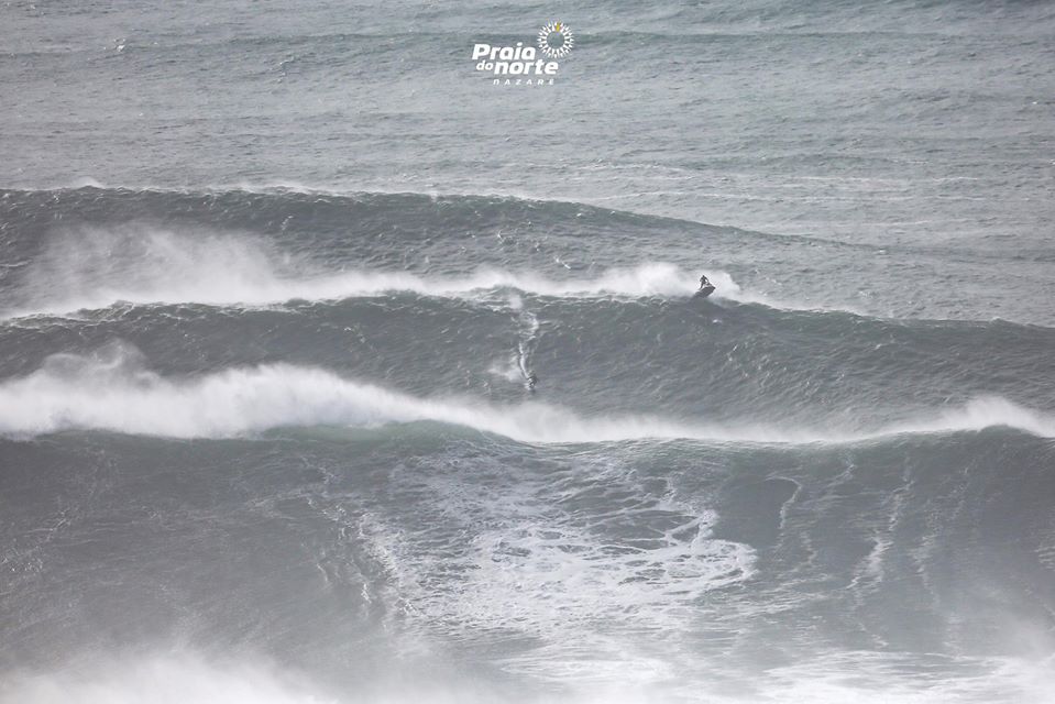 As imagens sempre incríveis de um dia de ondas grandes na Nazaré