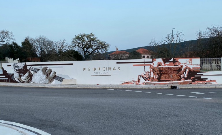 Mural enaltece e valoriza duas das áreas mais conhecidas na freguesia: a pedra e o barro