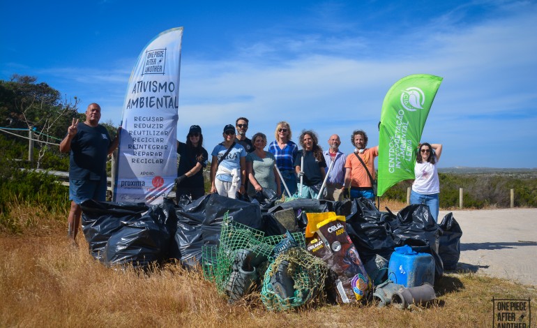 voluntarios-limpam-praia-do-vigao-no-pedrogao