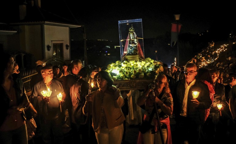 Da procissão iluminada com cascas de caracol, passando pelos muros de pedra e Fátima