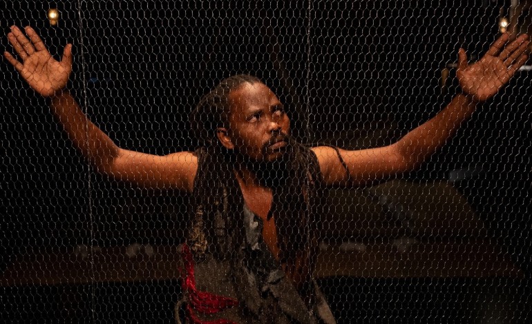 teatro-da-rainha-estreia-um-estranho-corpo-da-ao-palco