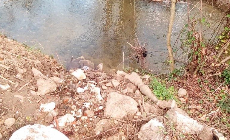 Amigos do Arunca denunciam deficientes operações de limpeza de margens do rio