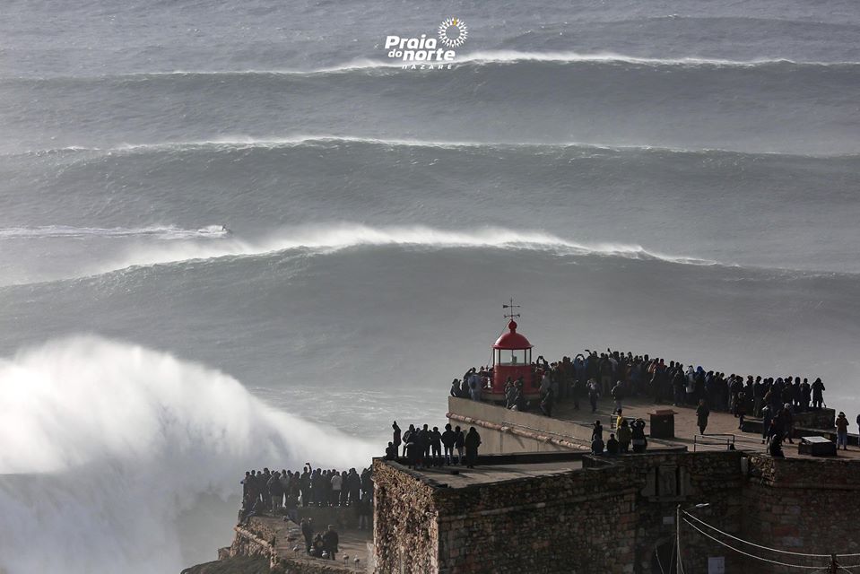 As imagens sempre incríveis de um dia de ondas grandes na Nazaré